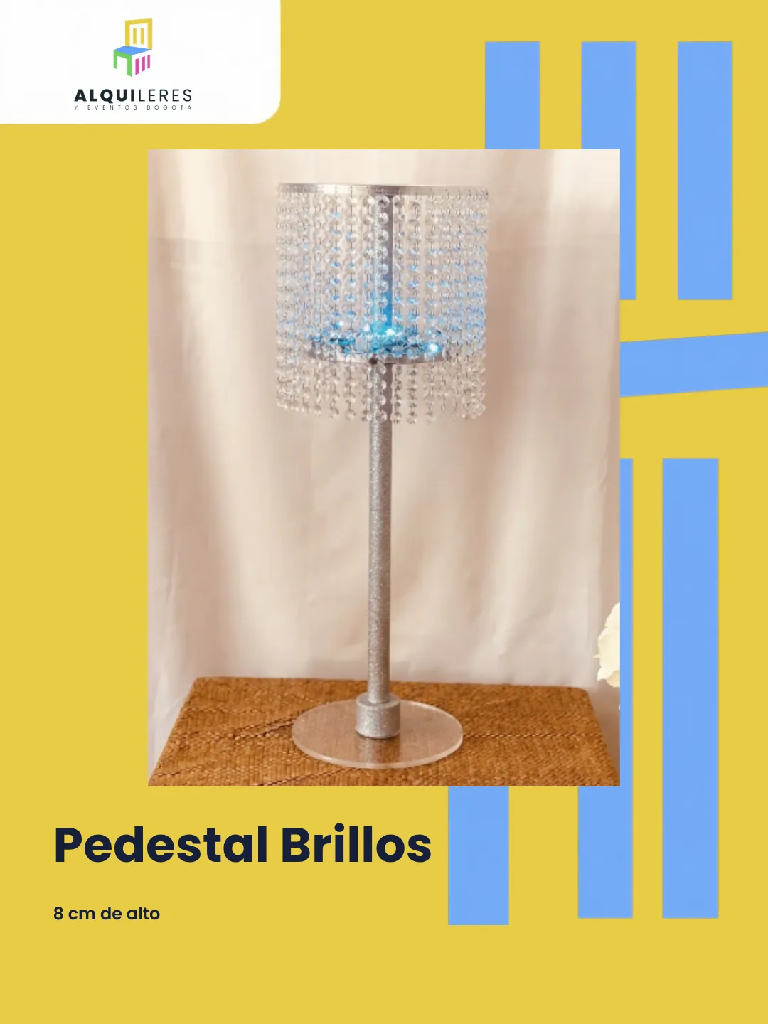 Pedestal plateado con cilindro de cristales colgantes